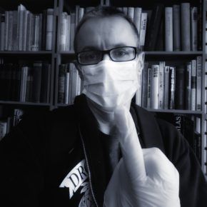 Peter Wenz mit Maske und Mittelfinger 2020
