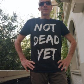 Peter Wenz mit Not dead yet t-shirt