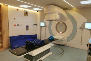 Der Linearbeschleuniger Linac3 im Haus 14 der Strahlenklinik in der Uniklinik Höchst