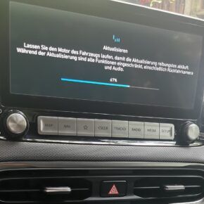 Display des Hyunda Kona mit Aktualisierungfortschritt der Software und des Kartenmaterials
