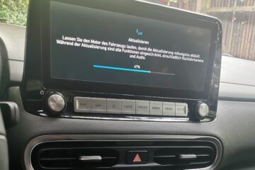 Display des Hyunda Kona mit Aktualisierungfortschritt der Software und des Kartenmaterials