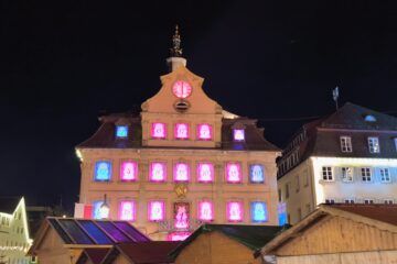Rathaus Schwäbisch Gmünd mit als Anventskranz dekorierten Fenstern