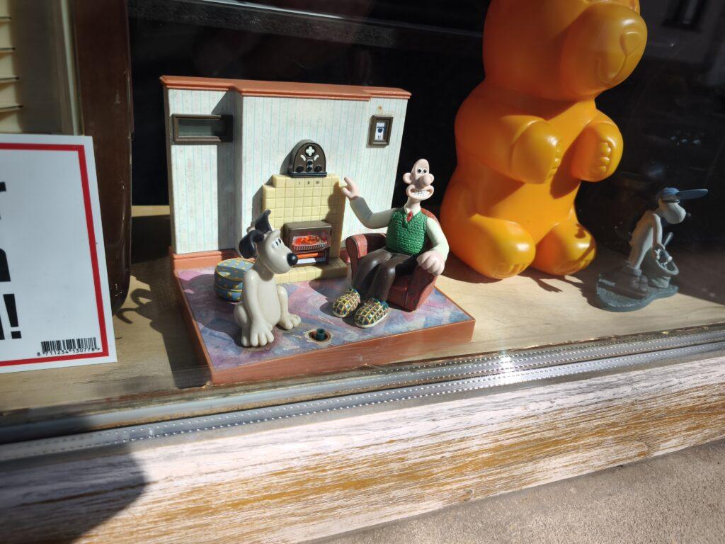 Spielzeugfiguren-Diorama Wallace and Gromit vor dem Kamin