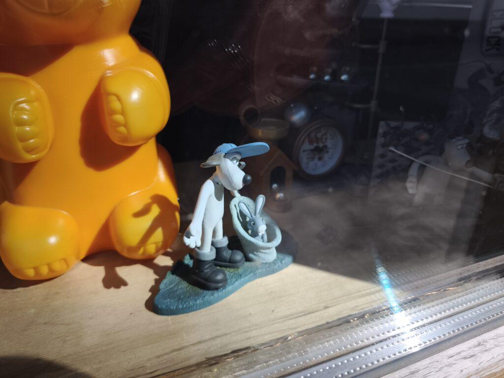 Spielzeugfiguren Gromit mit einem Hasen in einem Beutel