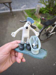 Spielzeugfiguren Gromit mit einem Hasen in einem Beutel