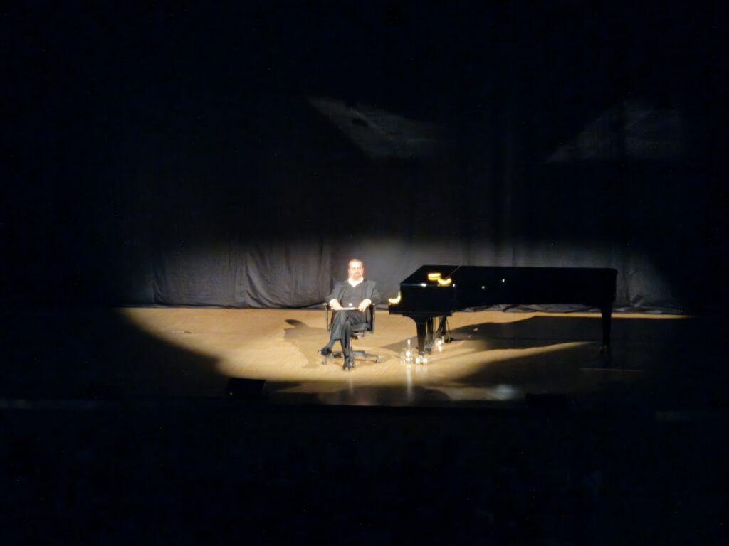 Ziemlich schlechtes Bild von Hagen Rether auf der Bühne im Darmstadtium