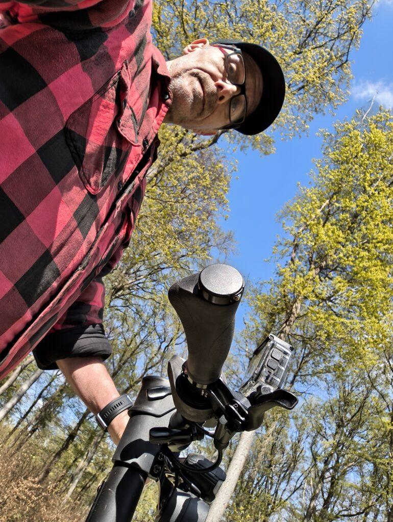 Ich mit meinem Roller im Wald von schräg unten fotografiert