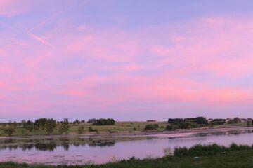 Panoramaansicht vom Nieder-Mooser See mit blaurosa Himmel