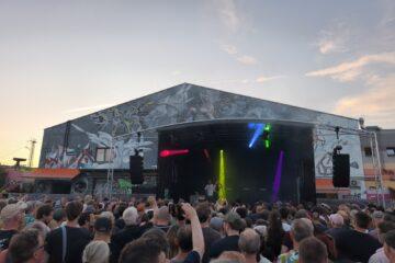 Rückseite Schlachthof Wiesbaden mit Open Air Bühne, auf der die Sleaford Mods performen